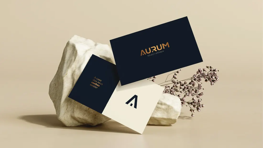 Cartões de visita e identidade da marca fictícia Aurum Select Imóveis, em manual de marca da ROI Digital