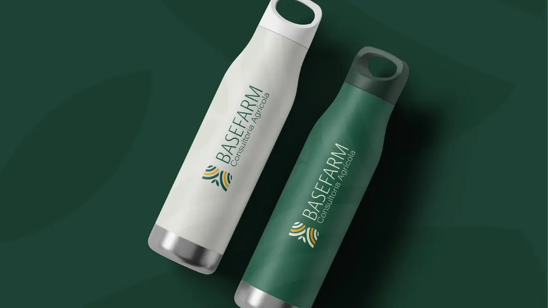 Garrafas com a identidade visual da marca Basefarm Consultoria Agrícola
