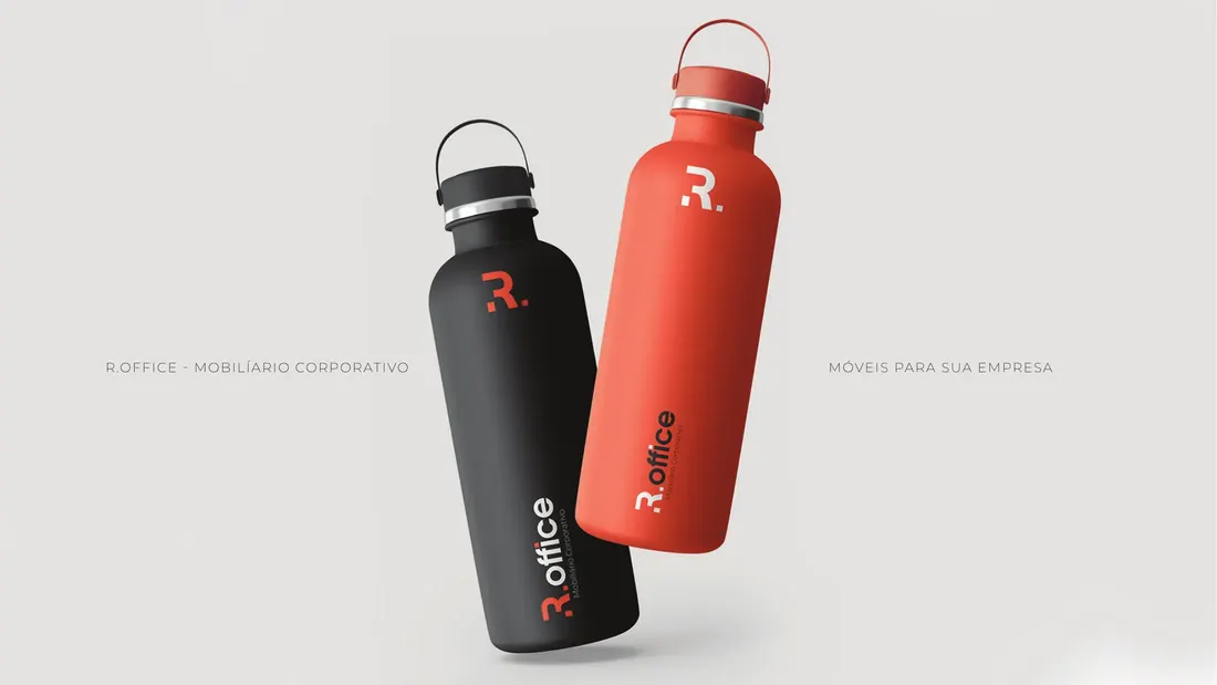 Garrafas com a marca R.Office em preto e vermelho