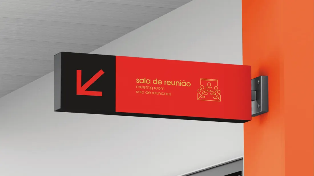 Placa de sinalização com a identidade visual da marca R.Office, em manual de marca da ROI Digital